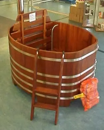 Markenprodukt Badebottich mit holzbeheiztem Unterwasserofen 130 x 126 cm